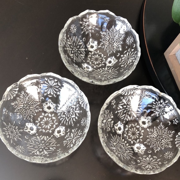 Mikasa Crystal 3 footed 6” snowflake star design bowl! Perfect side salad/snacks - Picture 6 of 8